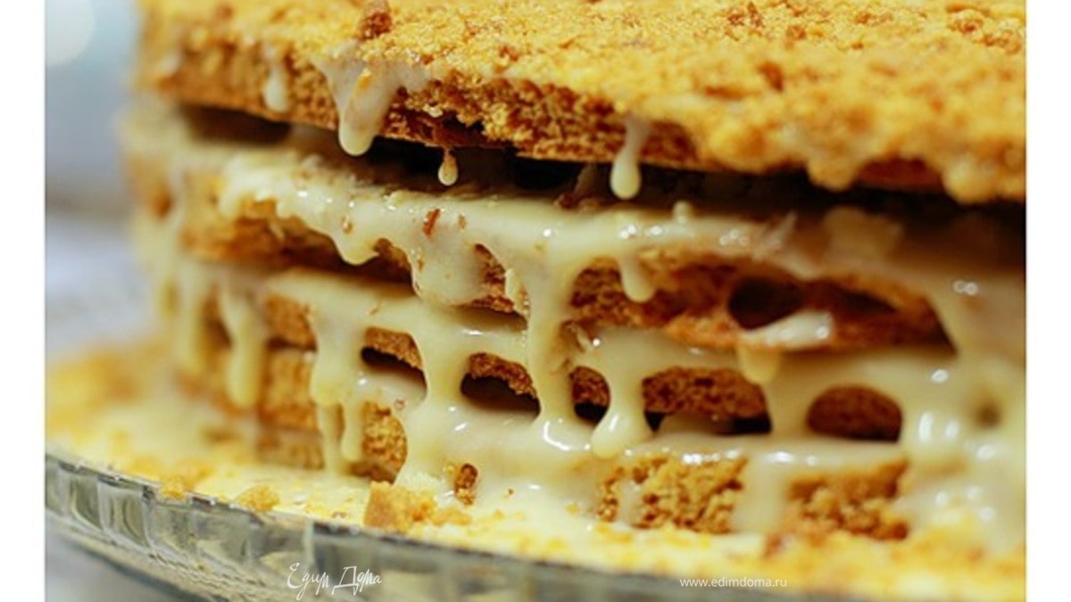 Торт Медовый с черносливом и миндалем