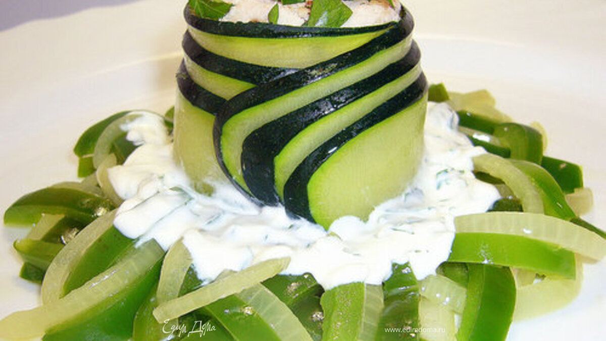 Куриный рулет в цукини с имбирно - луковым соусом