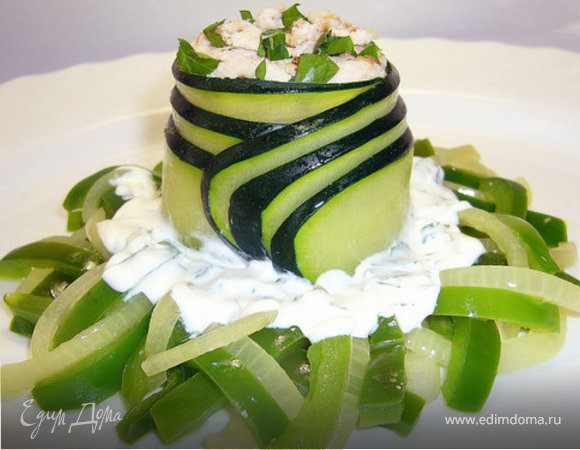 Куриный рулет в цукини с имбирно - луковым соусом Куриный рулет в цукини с имбирно - луковым соусом