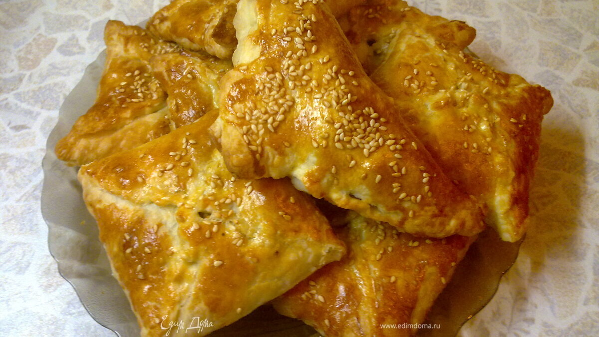 Пирожки из слоеного теста с курицей и грибами