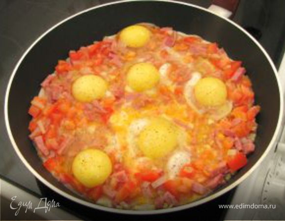 Яичница с ветчиной и помидорами Яичница с ветчиной и помидорами