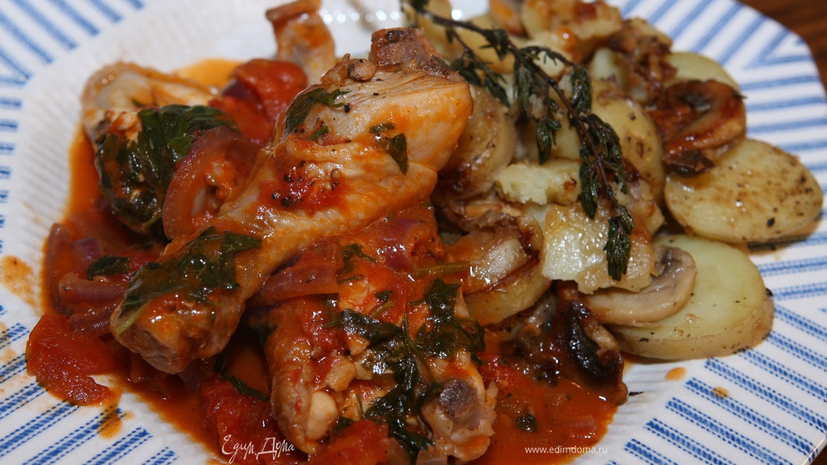 Курица в томатном соусе с грибами и картофелем