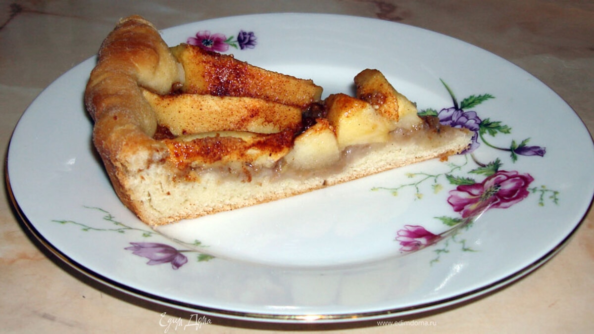 Открытый пирог с яблоками