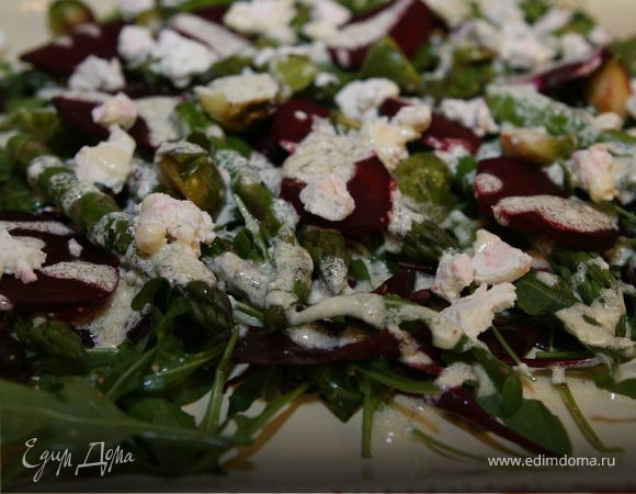 Салат из запеченной свеклы, спаржи и брюссельской капусты