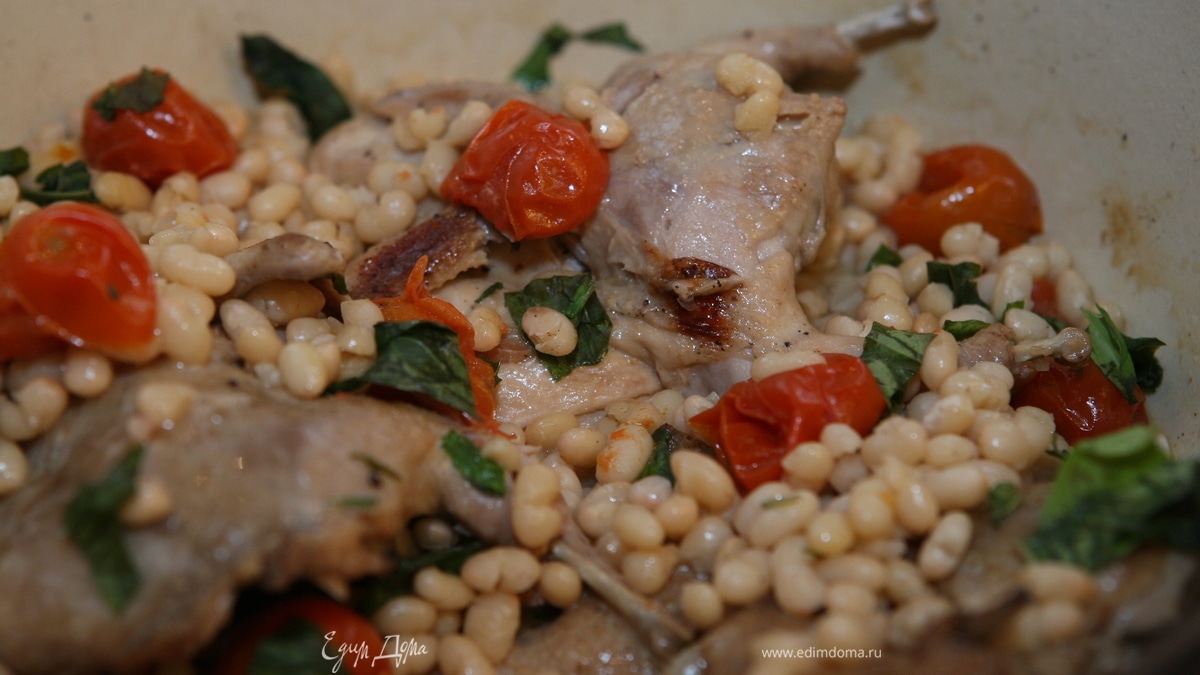 Перепелки в белом вине с корицей и фасолью