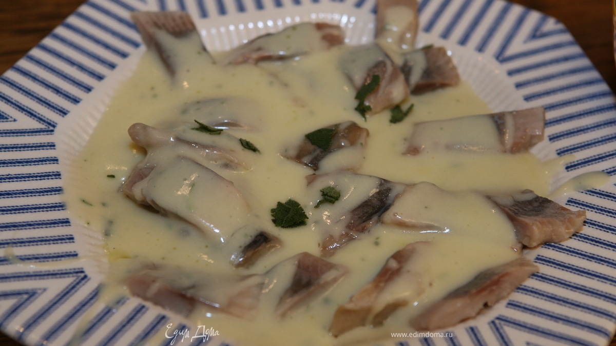 Селедка с соусом из картофеля и шалфея