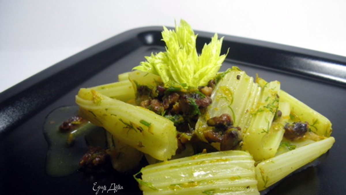 СЕЛЬДЕРЕЙ С ГРЕЦКИМИ ОРЕХАМИ