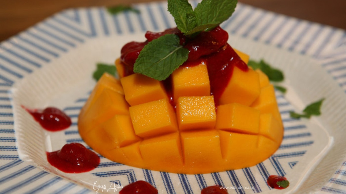 Манго с малиновым соусом