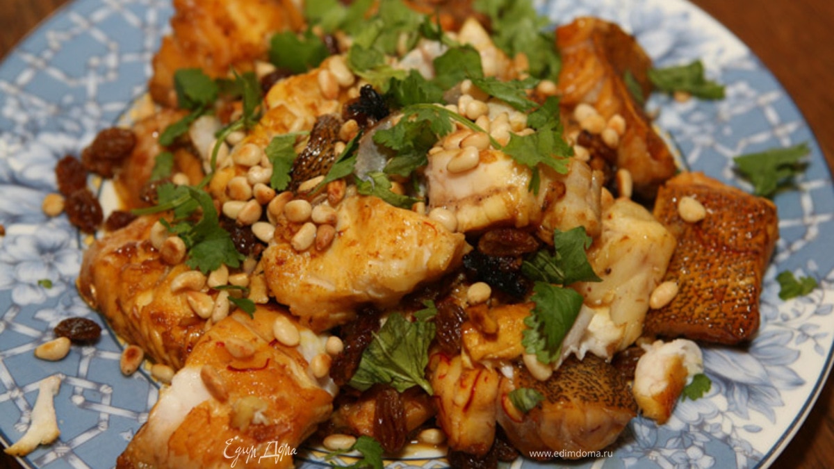 Рыба с шафраном и кедровыми орешками