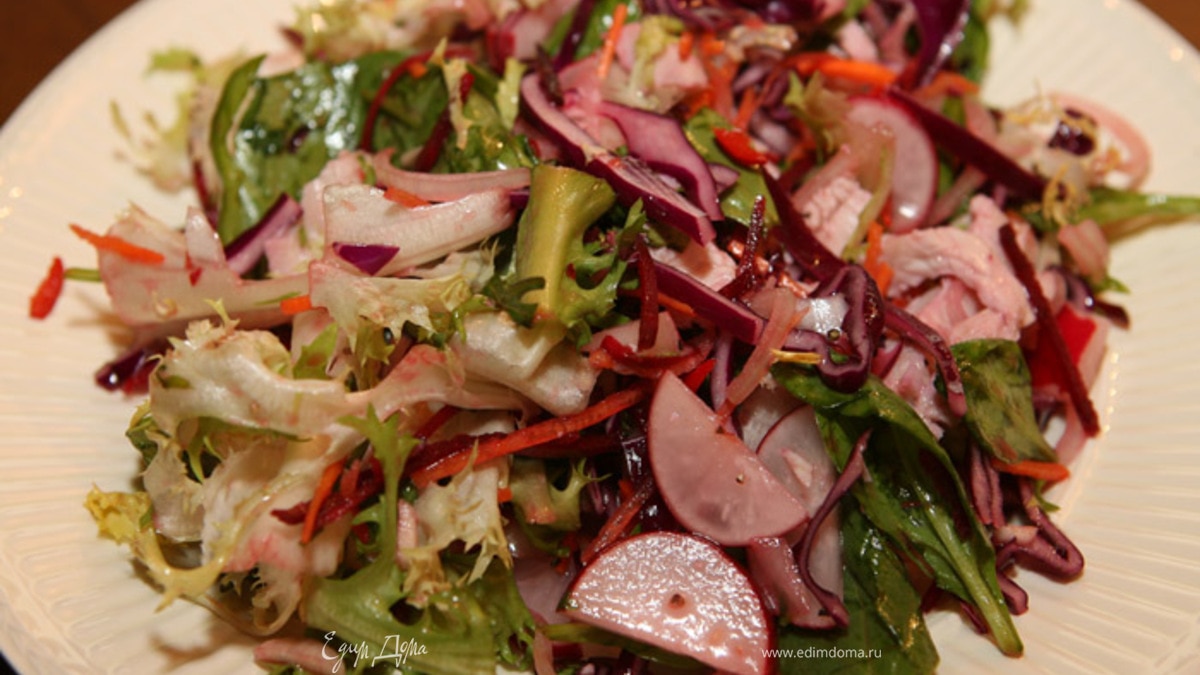 Салат из красной капусты с индейкой