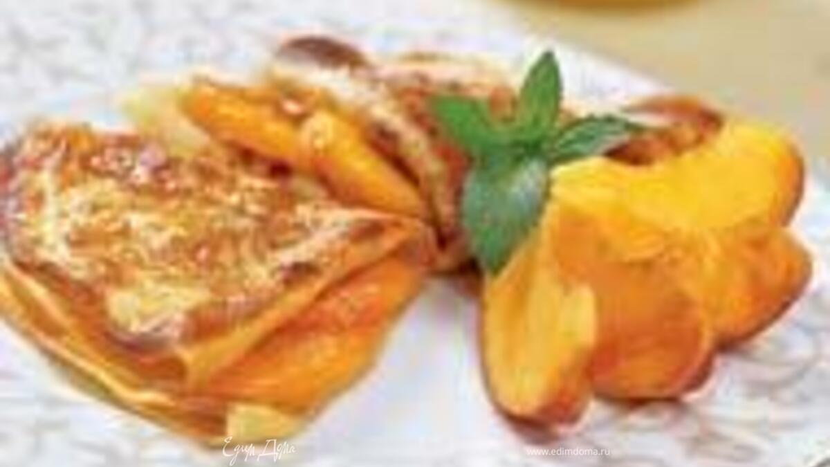 Карамелизированные блинчики, запеченные с персикам