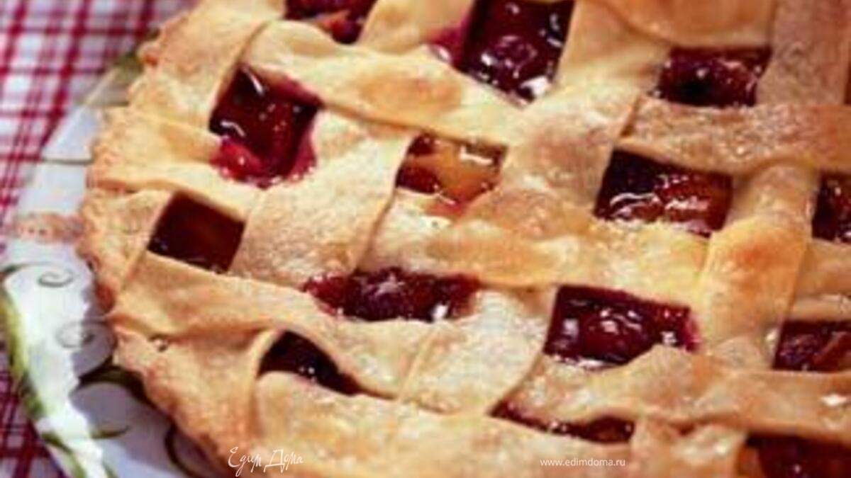 Пирог с персиками и вишнями