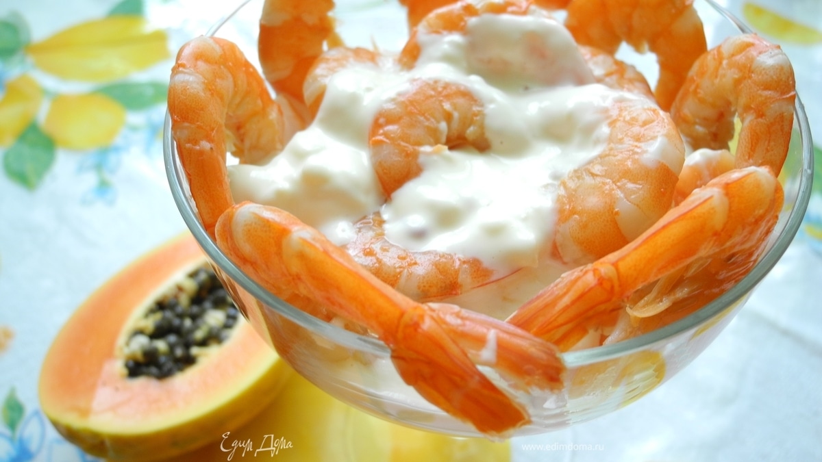 Салат из папайи, мандаринов и креветок