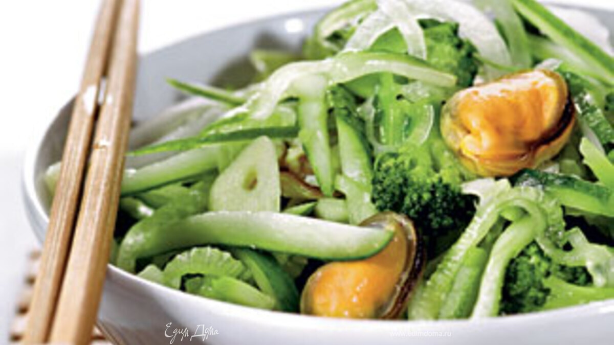 Зеленый салат с мидиями