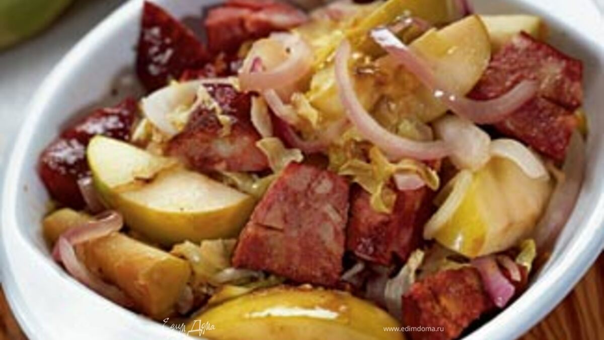 Тушеная капуста с яблоками и колбасками