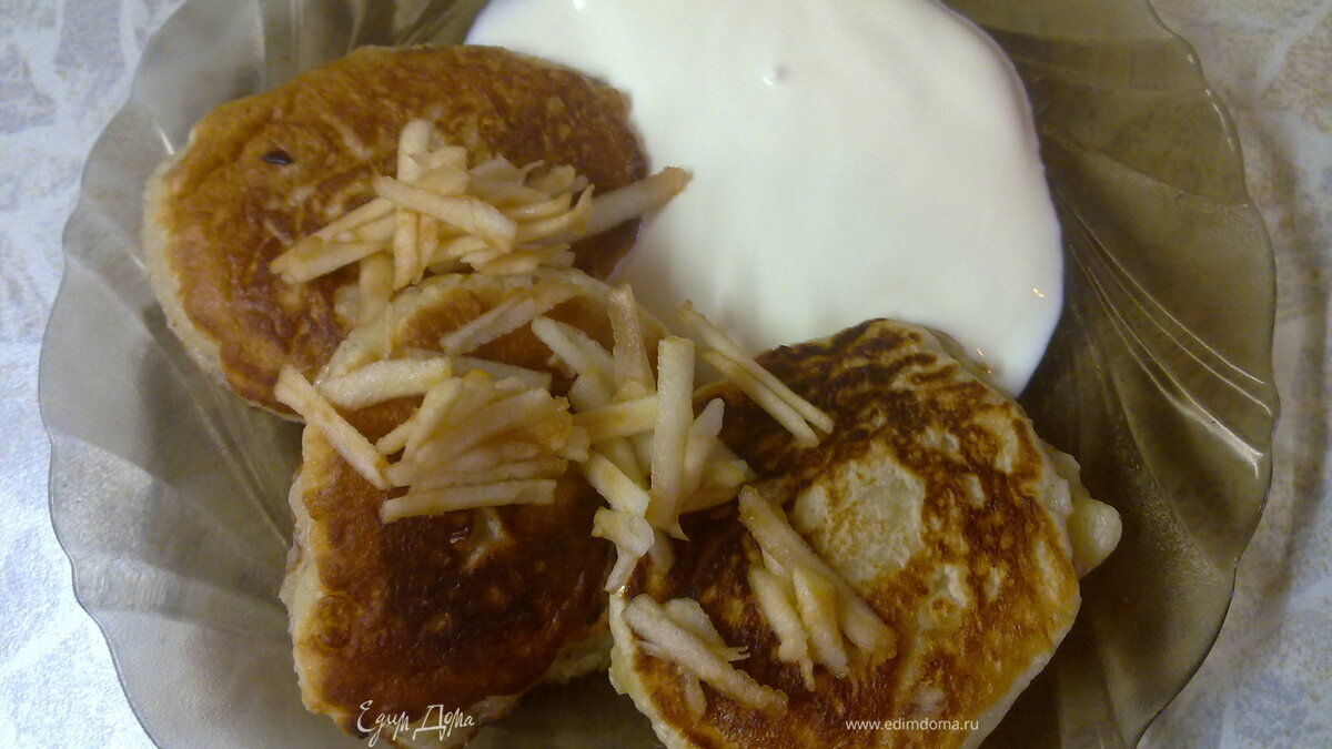 Оладьи с яблоками и кунжутом