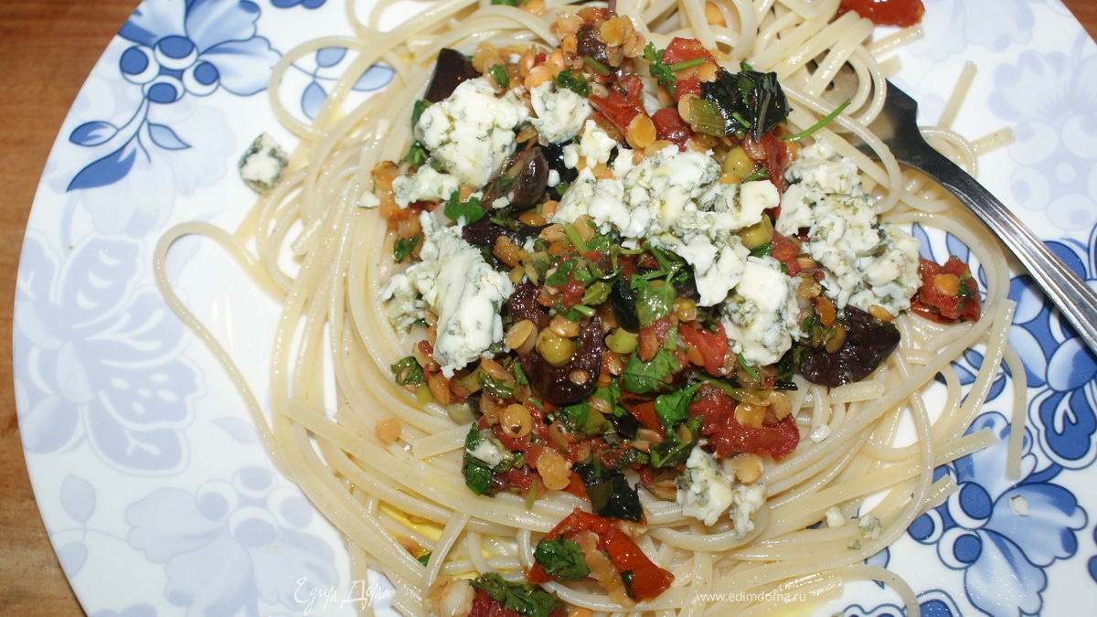 Паста с заправкой из чечевицы, оливок, помидор