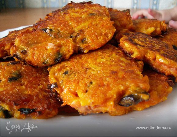 Морковно-яблочные оладьи с черносливом Морковно-яблочные оладьи с черносливом