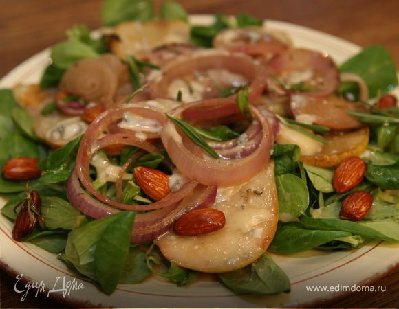 Салат из груш с карамелизированным луком и миндалем    