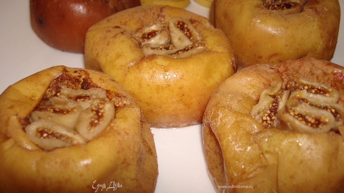 Запеченные яблоки с медом, инжиром и корицей