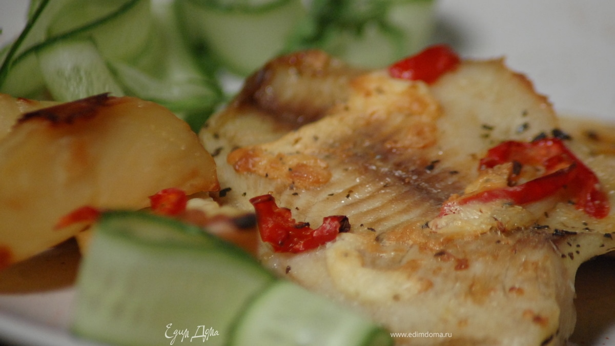 Рыба, запечённая с картофелем и красным перцем