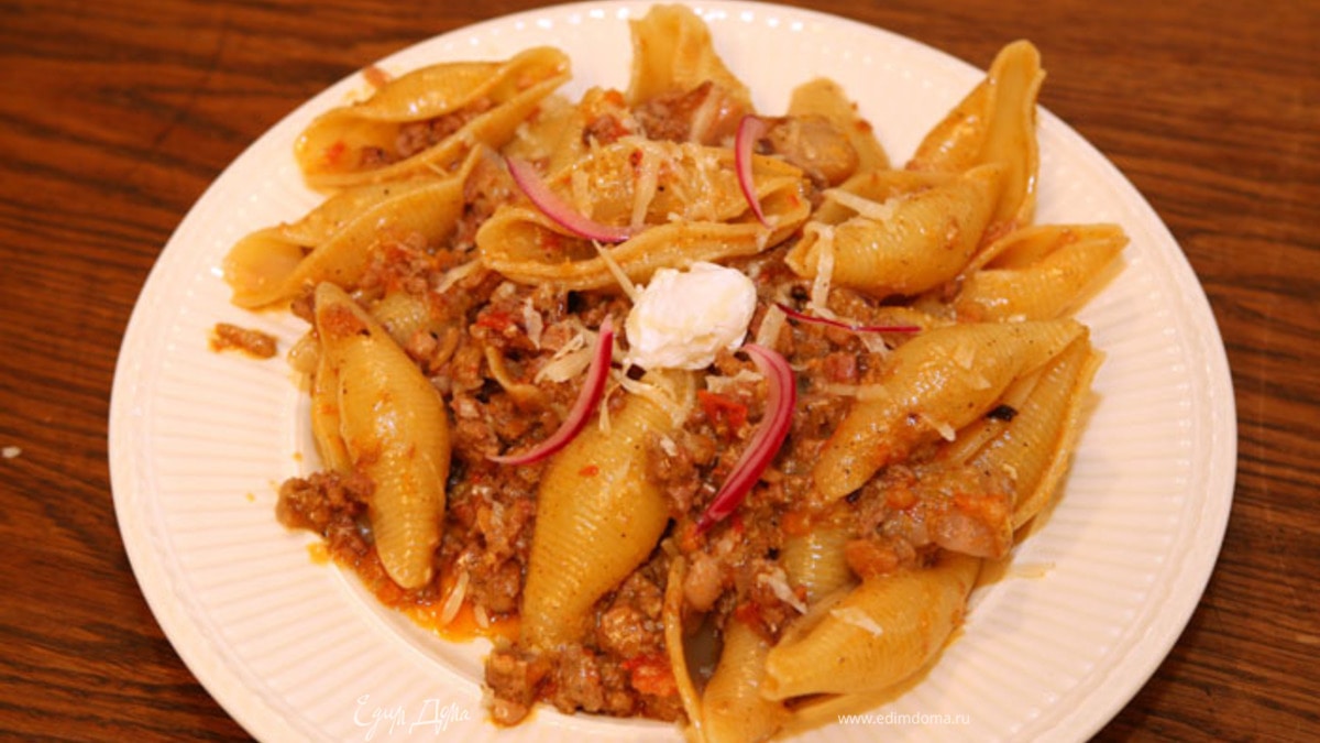 Макароны с мясным соусом и яйцом пашот