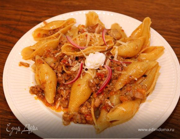 Макароны с мясным соусом и яйцом пашот