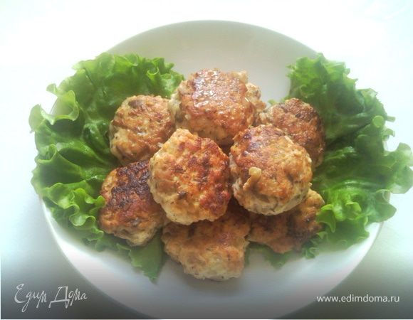 Куриные котлеты с грибами и зеленым базиликом