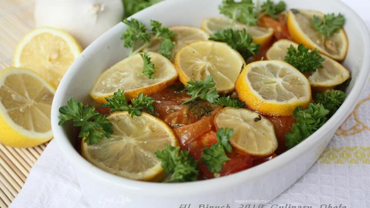 Запеченная рыба с помидорами и лимоном