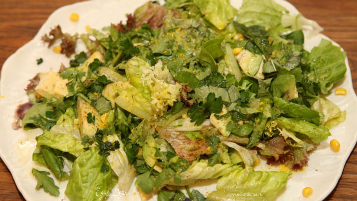 Салат со сладкой кукурузой и авокадо