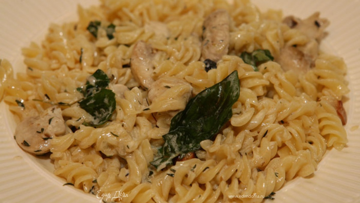 Макароны со сливками и грибами
