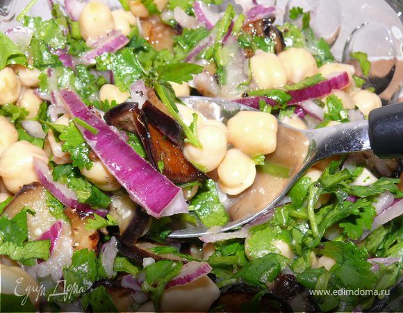 Салат из нута (или белой фасоли) с  баклажанами
