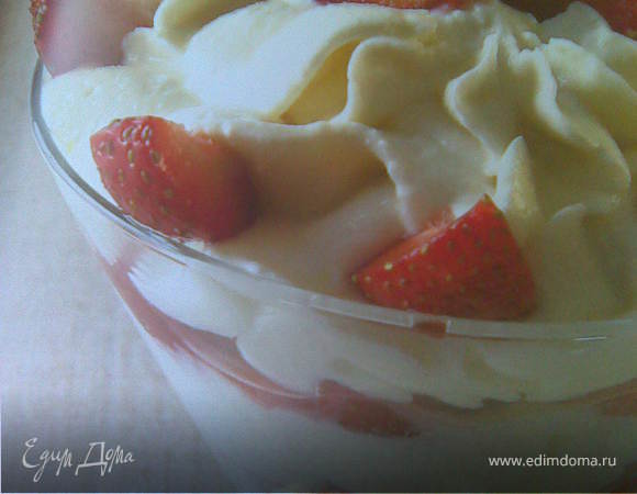 Десерт творожный с клубникой