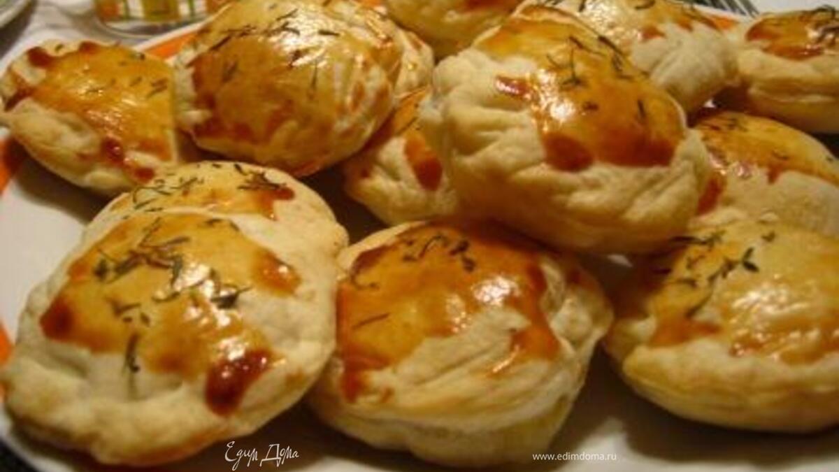 Пикантные слоеные пирожки с форелью и творогом