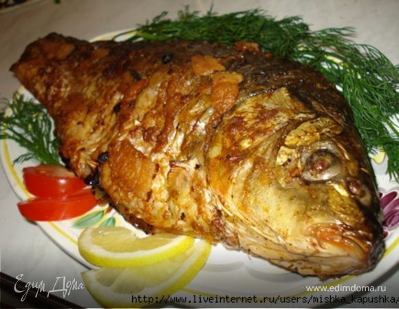 Карп, запеченый с имбирем и сметаной