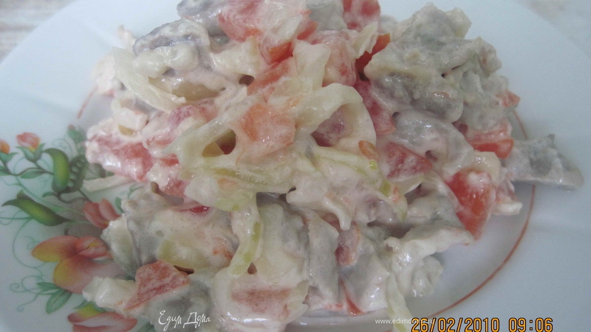 Салат мясной с помидорами