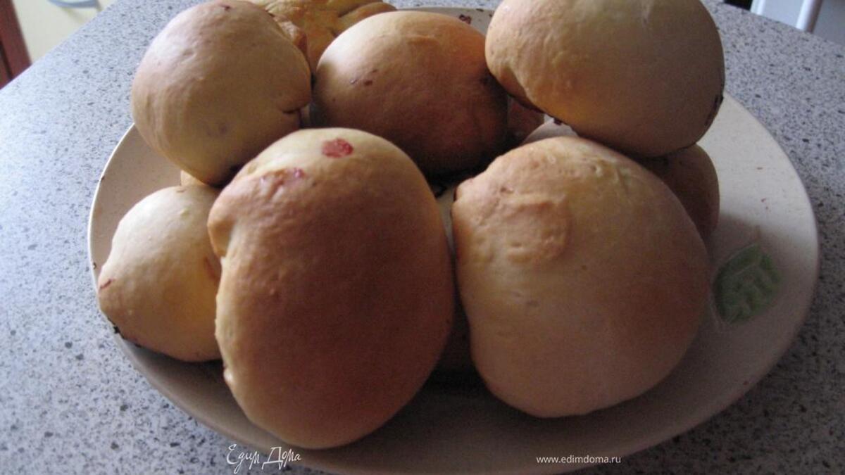 Дрожжевые пирожки с вишней