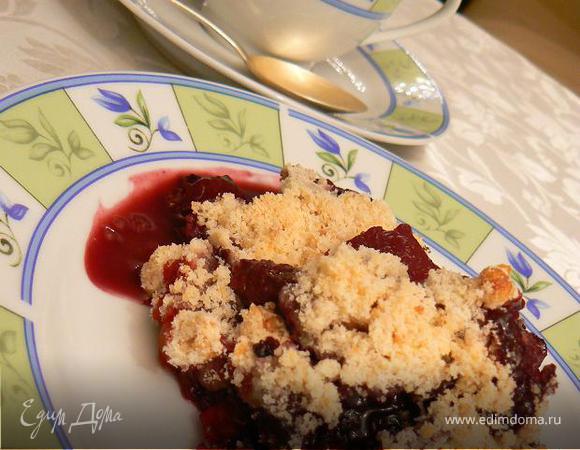 Ягодный крамбль с грецким орехом