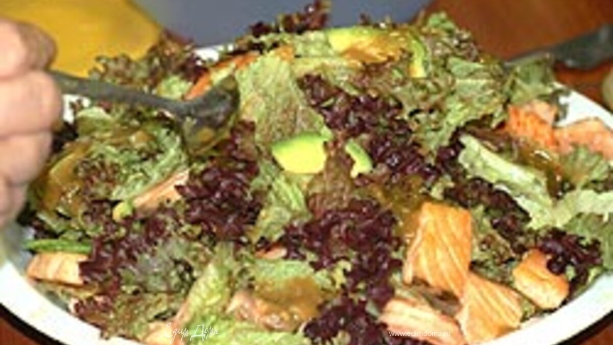 Салат из авокадо с семгой и креветками