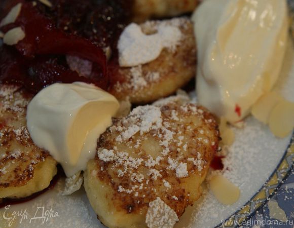 Картофельные ромбики с манкой под вишневым соусом Картофельные ромбики с манкой под вишневым соусом