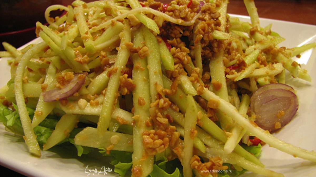 Тайский салат с манго и арахисом