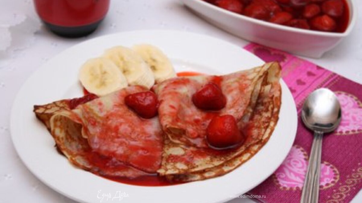 Банановые блинчики с клубничным соусом