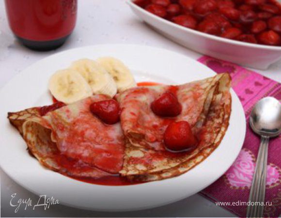 Банановые блинчики с клубничным соусом