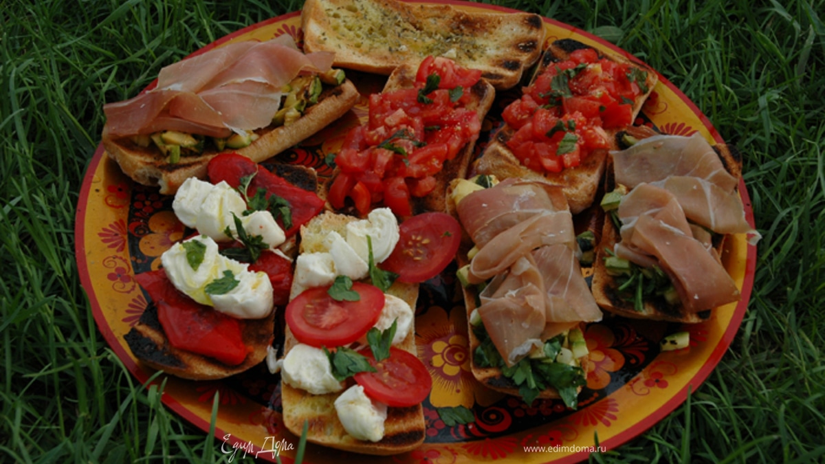 Брускетта с овощами и пармской ветчиной