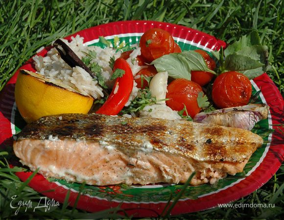 Стейки из семги на гриле с чесноком и помидорами