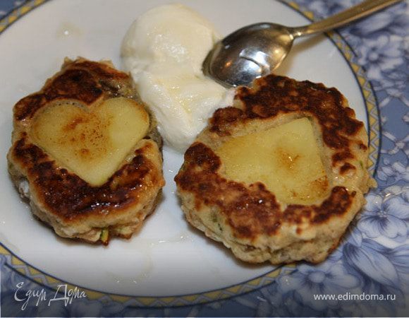 Оладьи с яблоками, финиками и фисташками Оладьи с яблоками, финиками и фисташками