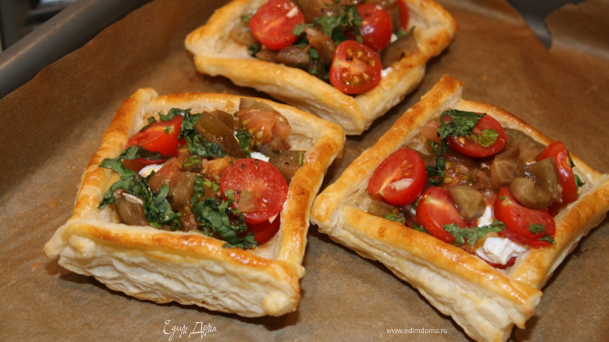 Пирожки с козьим сыром,  помидорами и базиликом