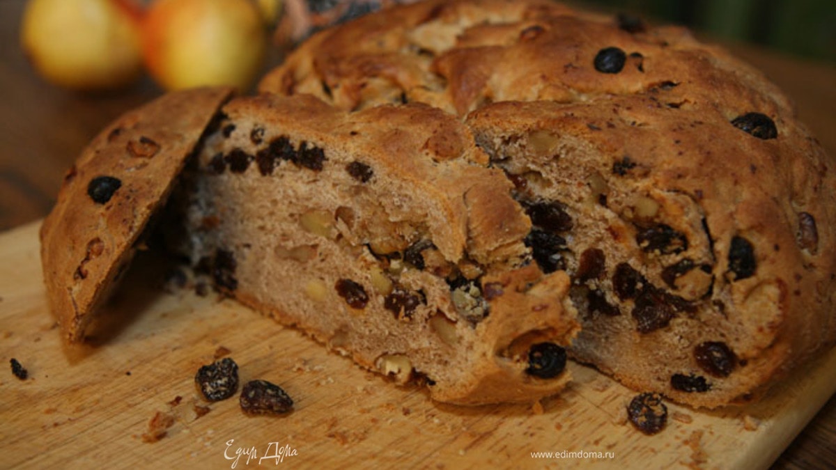 Домашний хлеб с корицей и изюмом