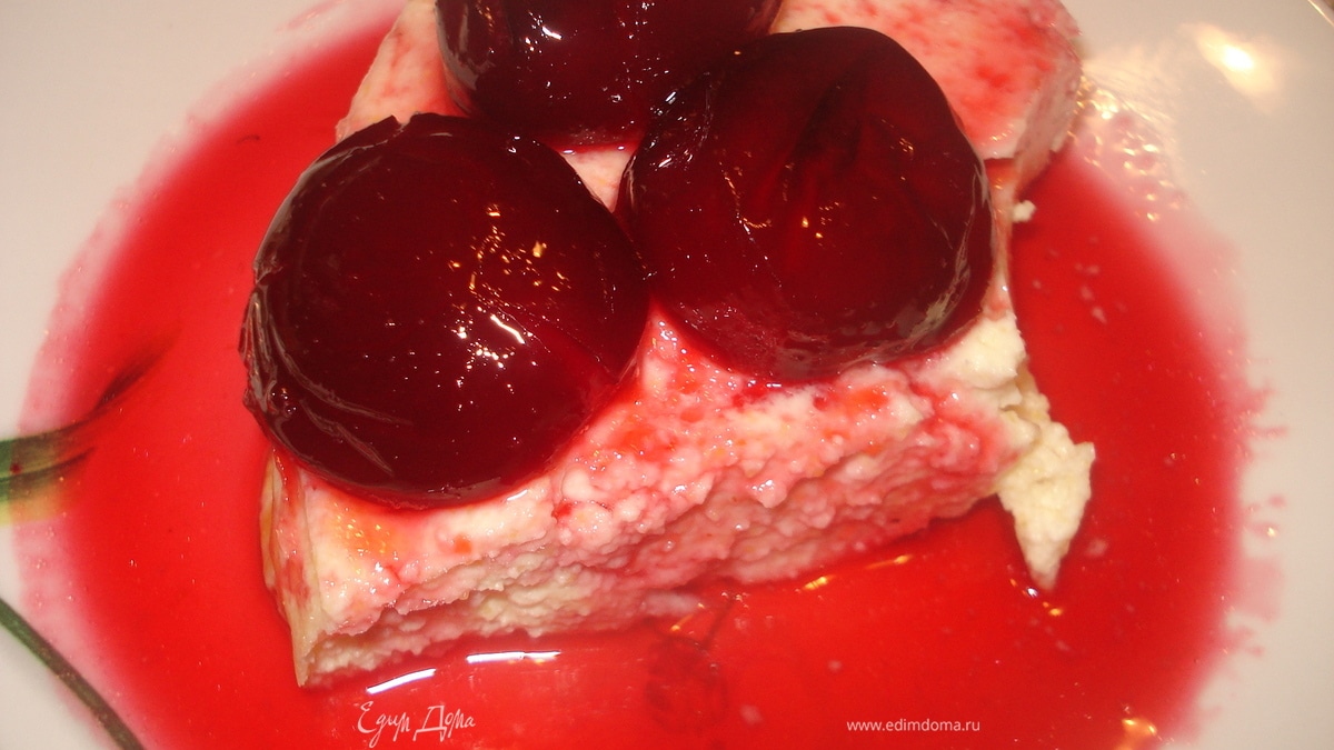 Творожный десерт со сливовым соусом