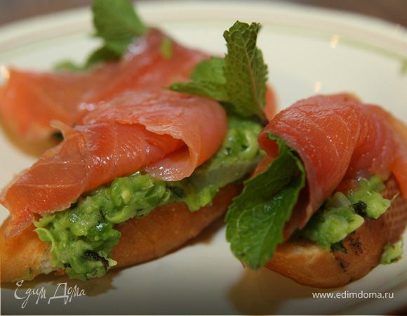 Гренки с зеленым горошком, семгой и мятой Гренки с зеленым горошком, семгой и мятой